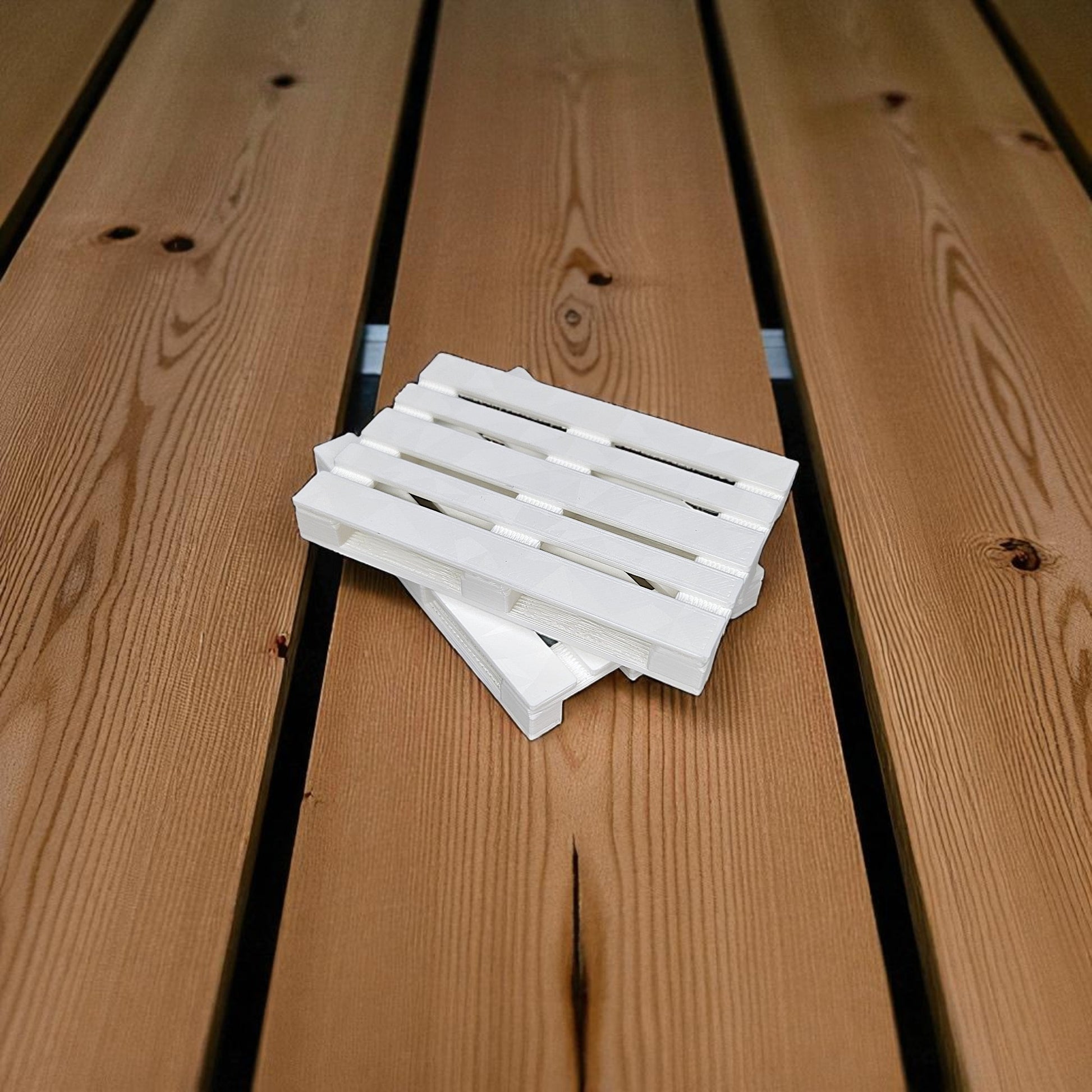 Miniature Wooden Pallets Set (Pack of 4) - 5 cm x 7 cm Scale Pallets for Dioramas, Warehouse Displays & Miniature Scenes (2 Brown + 2 White) Sentosa
