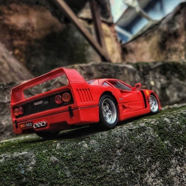 Bburago Ferrari F40 - 1:24 Scale Red Die-Cast Model Car With Clear Display Case & Stand – Collector’s Edition Bburago